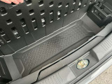 ラゲッジ下にも収納スペースもあります!