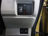 片側電動スライドドア。荷物で手が塞がる時など簡単にドアの開閉が出来ます。何より力いらずで開閉OK。女性やお年寄りにも優しい。電動機能はOFFにもできますから元気なお子様の駆け出しも安心。