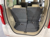 後席のシートをスライドさせると荷室空間を広げられます