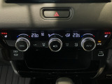 オートエアコンは左右席で独立温度コントロールが可能です。運転席はキンキンに冷やして助手席はマイルドにと言った設定が可能です☆暑さ寒さでケンカすることもなくなりますね♪