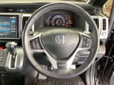 本革ハンドルの後ろには7速パドルシフトがあります。指先で操る事で、マニュアル車感覚のシフトチェンジが楽しめます。また、右にクルーズコントロール、左にオーディオリモコンスイッチがあります。