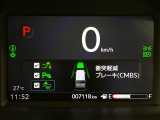 【ホンダセンシング】走行中に前方の車両等を認識し、衝突しそうな時は警報とブレーキで衝突回避と被害軽減をアシスト。より安全にドライブをお楽しみいただけます。