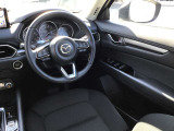 ドライバーが心に余裕をもって運転に集中できること、助手席や後席からもすっきりと前を見通せる空間の起点となり、全員が安心してドライブを楽しめることをモットーにシンプルなレイアウトとなっています。