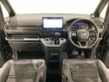 車内は光触媒抗菌消臭施工済です。インパネ周りはスタイリッシュなデザインで機能や装備も充実しています。グローブボックスやカップホルダーのほかにトレーなどたくさんの収納スペースが付いています。