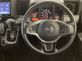 【ハンドル】運転にかかわる様々な操作を安全に行えるように視点移動が少なく操作性に配慮されたスイッチ類が凝縮されたコックピットです。
