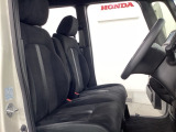 座面も厚みがあり背もたれも高く、広い足元にゆったり座れるシートです。運転席と助手席の間が空いている為、助手席側への移動がスムーズです。交通量の多い道でも助手席側から乗り降りができます。