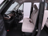 後退時に車両の後ろ側をモニター画面に表示します。車庫入れなどでバックする際に後方確認ができて便利です。車庫入れが苦手な人もこれで安心。