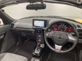 シンプルながら機能性あふれる運転席周りです。使いやすいスイッチ類の配置によりとても運転しやすいですよ。