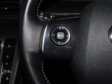 【ステアリングスイッチ】運転中に視線を前に向けたまま画面の操作できます。