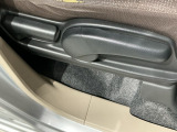シートハイトアジャスターが付いているので運転姿勢を調整するのに便利ですね。身長に合ったシートポジションは安全運転や疲労軽減にもつながります。