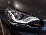 【LEDヘッドライト】先進のLEDテクノロジーを採用。放射される白色光の周波特性は太陽光に近く、バイキセノン・ヘッドライトを上回るコントラストで更に明るく輝きます!