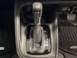 「e:HEV」は、モーター走行を中心にしながら電気エネルギーやエンジン動力を最も効率よく使い分けることができる賢いハイブリッドシステムです。サイドブレーキはスイッチ操作の電子制御パーキングブレーキです