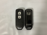 スマートキーを装備しています。鍵を差し込むことなくドアロックの開け閉めと、スタートボタン操作でのエンジンスタートができます。スペアキーも同じものを用意しております。