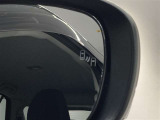 ブラインドスポットモニター(BSM)を装備しています。隣を走る車両が死角に入るとミラー内LEDインジケーターが点灯。さらに、ウィンカーを出すとインジケーターが光って点滅して注意を促してくれます。