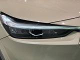 LEDヘッドライトは、点灯の瞬間から最大光量を発揮し、突然暗くなるトンネルなどでの安定感を高めます。