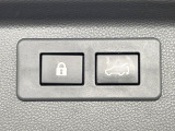 【パワーバックドア】スマートキーや運転席のボタンを押すだけでリアゲートが自動で開閉します!荷物を持っている時や、高い位置にあるバックドアを閉める際に便利な機能です♪