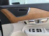 シートメモリー機能を搭載しており、2パターン記憶させておくことが出来ます。運転者が変わりシートを動かした後などボタン一つで元に着座位置に戻すことが出来ます。