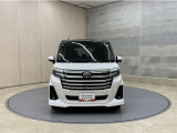 お車購入のポイントとなるフロントマスクです!シャープな目つきが印象的なデザインのヘッドランプです。