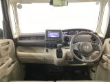 【前方視界】開放的な前方視界!運転がしやすく疲れにくいです♪窓が大きく、見通しがとっても良いおクルマですよ♪