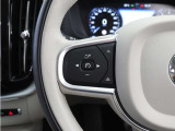 前方車を自動追従するアダプティブクルーズコントロールに加え、ステアリング操舵も行う進化型クルーズ『パイロットアシスト』を搭載。車体を車線内へと適正に維持しつつ先行車を忠実に追従します。