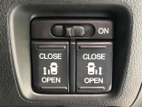 【両側パワースライドドア】スマートキーや運転席のスイッチで後席両側スライドドアの開閉が可能♪電動だから力を入れてドアを開ける必要が無く、小さなお子様でも簡単に開け閉めでき快適です♪