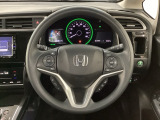 ハンドルにHondaセンシング系のクルーズコントロールやレーンキープアシストなどのスイッチと、オーディオの操作スイッチが装備されています。ハンドルから手を離さず安全に操作できます。