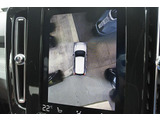 真上から見下ろすバードアイ映像を映し出す360度ビューカメラで、自車周辺の詳細な状況を確認できます。