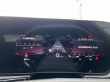 スピードメーターなどの運転に必要な計器とともに、オーディオ・電話の操作画面などを表示。レイアウトはステアリングスイッチで切り替えでき運転に集中しながら必要な情報を瞬時に得ることが可能。