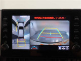 パノラミックビューモニター付きです。車両を上から見たような映像をモニター画面に表示。運転席からの目視では見にくい、車両周辺の状況をリアルタイムでしっかり確認できます。