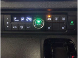 お車のキーはスマートキーです。キーを身につけた状態で車に近づき、ドアロックの解錠や施錠操作が出来ます。雨の日など両手がふさがっている時など、とっても便利ですね。
