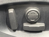 電動シート装備。スイッチ操作でシートポジションを細かく調整でき、快適なドライブをサポートします。