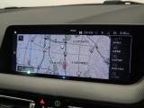 【純正ナビゲーション】BMWのナビゲーションは操作性も良く、詳細な地図情報と交通状況を見やすく表示し、快適なドライビングをサポートしながら目的地までナビゲートします。