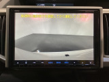 ギヤをR(バック)に入れるとナビの画面に後ろの映像が映るリアカメラ付です。後退時、コンディションが悪い視界でもカラーバックモニターがドライバーをサポートします。
