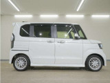 リアには左右スライドドアを採用。狭い駐車場でも開閉しやすく、強風の日でもドアが煽られにくくなっております。小さなお子さまやご年配の方も安心して乗り降りできます。