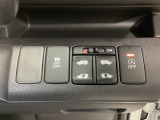 リアドアは乗り降りに便利な両側電動スライドドアです。また運転席に座っていながらスイッチ操作で自在にスライドドアを開け閉めできます。またHondaセンシング用のVSA解除スイッチも装備しています。