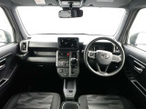ワイドな視界と運転しやすいインパネ