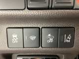 Hondaセンシング用の、VSA(ABS+TCS+横滑り抑制)解除と路外逸脱抑制機能のオンオフスイッチなどはハンドルの右側に装備しています。