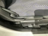 シートハイトアジャスターが付いているので運転姿勢を調整するのに便利ですね。身長に合ったシートポジションは安全運転や疲労軽減にもつながります。