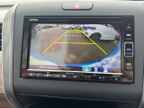 バック駐車が苦手な方や、初めてのお車で不安な方も安心。後方の映像をナビ画面に表示するため、周囲を確認しながらスムーズに駐車できます。
