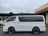 ドアミラーやドアハンドルにはメッキパーツが採用されており、車体全体に高級感を与えています。