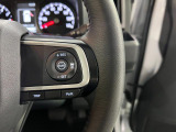 【レーダークルーズコントロール(全車速追従機能付】車内前方に装備されたカメラで先行車を認識し、車速に応じた車間距離を保ちながら追従走行を支援します。