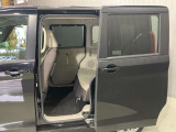 左側電動スライドドアは、子供の送り迎えの際に運転席からドアの開閉ができるので便利です。ルーフが高いので大人のかたの乗り降りもしやすいですよ★