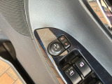 狭い駐車場で便利な電動格納ドアミラーが付いています。