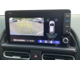 バックギアに入れますとご覧のような画像に自動的に切り替わります。車庫入れ時に役立ちます。