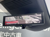 スマートルームミラーも付いています。後方ピラーや荷物、後席に同乗している方や曇りなど視界が遮られた場合でも後方カメラからの映像で安全確認をすることができます。