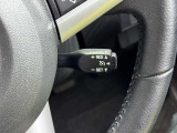 クルーズコントロールレバー。高速道路などでの定速走行をサポートし、長距離ドライブ時のドライバーの疲労を軽減します。