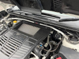 【STIタワーバー】お車の剛性を高めるタワーバーを装備。よりスムーズなコーナリング走行が可能となり、走りも楽しめます。
