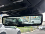 ランドローバー初のクリアサイトインテリアリアビューミラーは車体に装備したカメラによって、後方の映像がミラーに映し出されます。ミラーユニット下部のスイッチで簡単にモード切替も可能です。