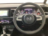 【ハンドル】運転にかかわる様々な操作を安全に行えるように視点移動が少なく操作性に配慮されたスイッチ類が凝縮されたコックピットです。