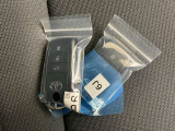 ドアの開閉時、両手が荷物で塞がっている時はキーレスでのカギの解除が大変ですよね。スマートキーはポケットやバッグに入れておけば、ノブに触れただけでロックの解除が可能です。とても便利な機能です。